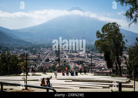 Cerro de La Cruz oder Hill of the Cross, erhöhter Ort mit einem Kreuz aus den 1930er Jahren und einer atemberaubenden Aussicht, einschließlich einer ungehinderten Aussicht auf Volcan Agua, Antigua, Guat Stockfoto