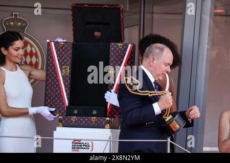 Monaco. Mai 2024. Monaco, Monaco. Mai 2024. Die Podiumseremonie: Prinz Albert II. Ist der Fürst des Fürstentums Monaco und Leiter des fürstlichen Hauses Grimaldi, während des Formel 1 Grand Prix de Monaco 2024, 8. Runde der Formel 1-Weltmeisterschaft 2024 vom 23. Bis 26. Mai, 2024 auf dem Circuit de Monaco, in Monaco - Foto Florent Gooden/DPPI Credit: DPPI Media/Alamy Live News Credit: DPPI Media/Alamy Live News Stockfoto