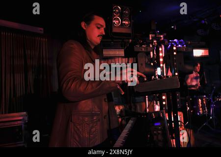 Horatios Bar, Brighton Pier, Stadt Brighton & Hove, East Sussex, East Sussex. Midnight Rodeo mit Sam Potts (Synth/Keyboards) in der Horatios Bar beim Great Escape Festival 2024. David Smith/Alamy News. Stockfoto