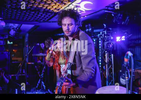 Horatios Bar, Brighton Pier, Stadt Brighton & Hove, East Sussex, East Sussex. Mitternachtsrodeo mit Harry Taylor (Bass) in der Horatios Bar beim Great Escape Festival 2024. David Smith/Alamy News. Stockfoto