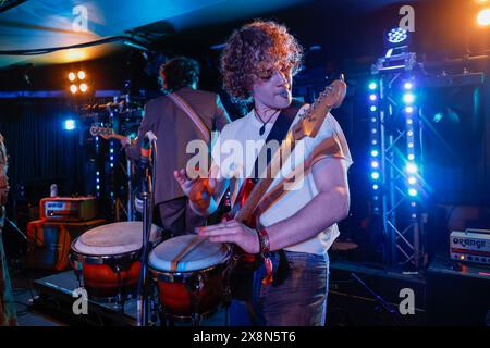 Horatios Bar, Brighton Pier, Stadt Brighton & Hove, East Sussex, East Sussex. Mitternacht Rodeo mit Harry Laycock auf den Bongos in der Horatios Bar beim Great Escape Festival 2024. David Smith/Alamy News. Stockfoto