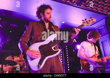 Horatios Bar, Brighton Pier, Stadt Brighton & Hove, East Sussex, East Sussex. Mitternachtsrodeo mit Harry Taylor (Bass) in der Horatios Bar beim Great Escape Festival 2024. David Smith/Alamy News. Stockfoto