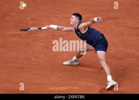 Paris, Frankreich. Mai 2024. J.J. Wolf aus den USA spielt am Sonntag, den 26. Mai 2024, gegen Carlos Alcaraz aus Spanien während des ersten Rundenspiels der French Tennis Open in Roland Garros in Paris, Frankreich. Alcaraz gewann mit 6:1, 6:2, 6:1. Foto: Maya Vidon-White/UPI Credit: UPI/Alamy Live News Stockfoto