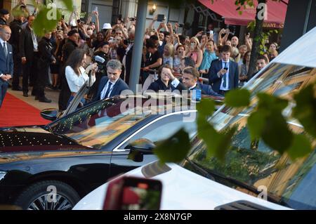 Berlin, Deutschland - 26. Mai 2024 - der französische Präsident Emmanuel Macron und seine Frau Brigitte verlassen das Hotel Adlon. (Foto: Markku Rainer Peltonen) Stockfoto