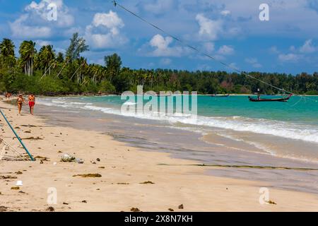 Plastikflaschen und anderer Müll wurden an einen tropischen Sandstrand an der Andamanenküste Thailands gespült Stockfoto