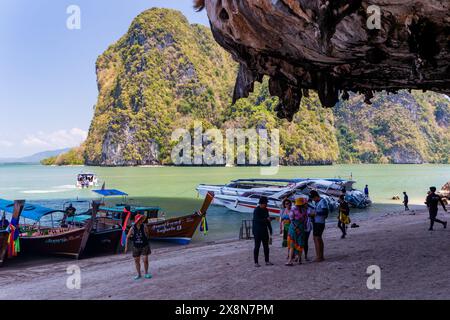 PHANG NGA, THAILAND - MÄRZ 31 2024: Longtail-Touristenboote und Besucher am Strand von Khao Phing Kan (James Bond Island) in der Phang Nga Bay Area Stockfoto