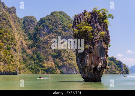 PHANG NGA, THAILAND - MÄRZ 31 2023: Touristenboote erkunden das Meer und die Kalksteinformationen von Ko Tapu (James Bond Island) in der Bucht von Phang Nga Stockfoto