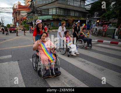 Chiang Mai, Thailand. Mai 2024. Rollstuhlfahrer nehmen am „Chiang Mai Bunte Pride Month 2024“-märz in Chiang Mai Teil. Quelle: SOPA Images Limited/Alamy Live News Stockfoto