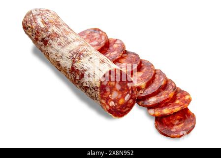 Scharfe Salami mit Schweinefleisch und Chili-Sauce mit Scheiben isoliert auf weiß mit Schneidepfad Stockfoto