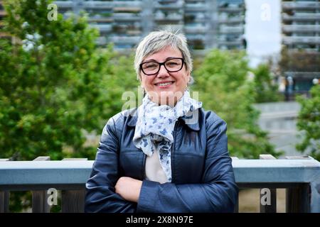 Porträt einer glücklichen, Reifen kaukasischen Seniorin, die lächelnd mit überkreuzten Armen im Freien steht. Stockfoto