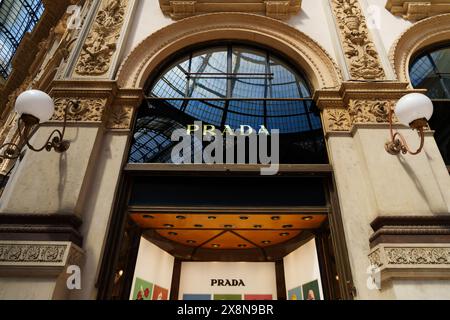 Mailand, Italien - 24.04.2024: Prada Ladenpräsentation in der Einkaufsgalerie im Zentrum von Mailand, Galleria Vittorio Emanuele, Vitrine der Kleidung Stockfoto