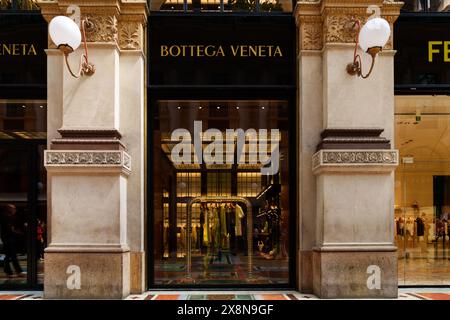Mailand, Italien - 24.04.2024: Bottega Veneta Schaufenster in der Einkaufsgalerie im Zentrum von Mailand, Galleria Vittorio Emanuele, Vitrine des Ladens Stockfoto