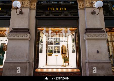 Mailand, Italien - 24.04.2024: Prada Ladenpräsentation in der Einkaufsgalerie im Zentrum von Mailand, Galleria Vittorio Emanuele, Vitrine der Kleidung Stockfoto