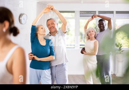 Gruppe multiethnischer Erwachsener, die Gesellschaftstanz tanzt Stockfoto