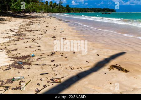 Plastikflaschen und andere Verschmutzungen wurden von der Flut in asien auf einen tropischen Strand gespült Stockfoto