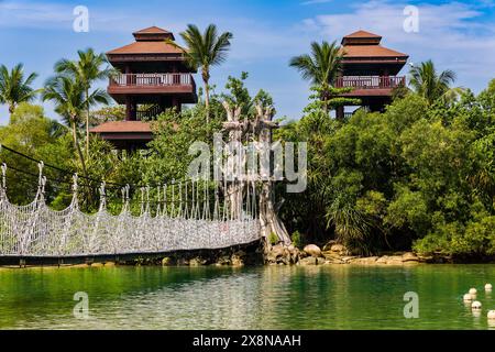 Hängebrücke und üppige Vegetation am Palawan Beach, Sentose, Singapur Stockfoto