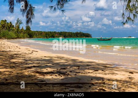Tropischer Sandstrand mit traditionellen Booten, die in einem warmen Ozean vertäut sind (Khao Lak, Thailand) Stockfoto