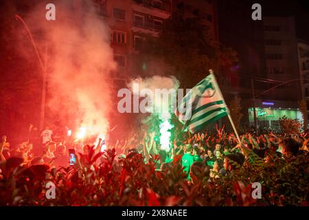 Panathinaikos-Fans feiern den Sieg der Europameisterschaft zum siebten Mal in der Geschichte des Teams. Stockfoto