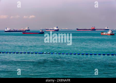 Viele Schiffe warten vor der Küste von Singapur und der Straße von Malacca vor Anker Stockfoto