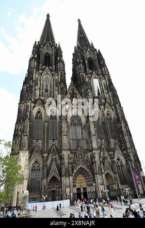 Der Kölner Dom, Westportal – offiziell hohe Domkirche Sankt Petrus – mit den beiden Türmen ist die Kathedrale des Erzbistums Köln *** Kölner Dom, Westportal offiziell die hohe Domkirche St. Peter mit ihren zwei Türmen ist der Dom des Erzbistums Köln Stockfoto