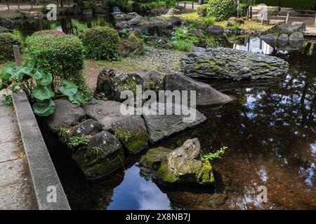 Der Zojoji-Tempel ist einer der wichtigsten Tempel Tokios. Im südwestlichen Teil des Tempelgeländes, heute Teil des Shiba Parks, ist der schlendernde Teichgarten erhalten Stockfoto