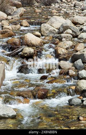 Im Rocky Mountain National Park fließt der tosende Fluss über Steine des Schwemmfächers Stockfoto