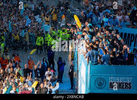 Manchester, Großbritannien. Mai 2024. PEP Guardiola winkt während der Siegesparade von Manchester City im Stadtzentrum von Deansgate. Fans säumten die Strecke im Stadtzentrum, um die Parade zu sehen, um den historischen Triumph ihres Vereins in der Premier League zu feiern. Manchester City war die erste Mannschaft in der Geschichte des englischen Fußballs, die vier Titel in der Liga gewann, dank eines Sieges 3-1 gegen West Ham United am vergangenen Sonntag (19. Mai). Manchester UK Bild: Garyroberts/worldwidefeatures.com Credit: GaryRobertsphotography/Alamy Live News Stockfoto