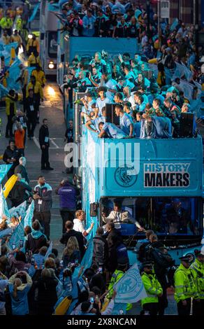 Manchester, Großbritannien. Mai 2024. Die Siegesparade von Manchester City zieht durch Deansgate im Stadtzentrum. Fans säumten die Strecke im Stadtzentrum, um die Parade zu sehen, um den historischen Triumph ihres Vereins in der Premier League zu feiern. Manchester City war die erste Mannschaft in der Geschichte des englischen Fußballs, die vier Titel in der Liga gewann, dank eines Sieges 3-1 gegen West Ham United am vergangenen Sonntag (19. Mai). Manchester UK Bild: Garyroberts/worldwidefeatures.com Credit: GaryRobertsphotography/Alamy Live News Stockfoto