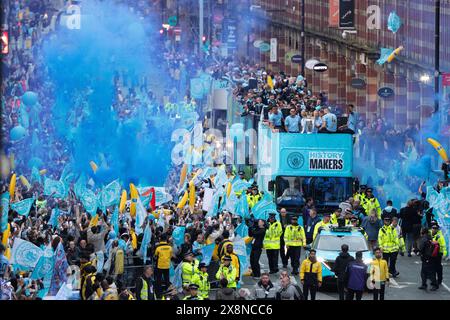 Manchester, Großbritannien. Mai 2024. Die Siegesparade von Manchester City zieht durch Deansgate im Stadtzentrum. Fans säumten die Strecke im Stadtzentrum, um die Parade zu sehen, um den historischen Triumph ihres Vereins in der Premier League zu feiern. Manchester City war die erste Mannschaft in der Geschichte des englischen Fußballs, die vier Titel in der Liga gewann, dank eines Sieges 3-1 gegen West Ham United am vergangenen Sonntag (19. Mai). Manchester UK Bild: Garyroberts/worldwidefeatures.com Credit: GaryRobertsphotography/Alamy Live News Stockfoto