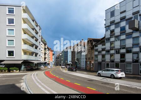 Olten, Schweiz - 25. Mai 2024: Moderne Stadtstraße mit zeitgenössischen Gebäuden, Mischung aus alter und neuer Architektur, gepflegte Straße, Verkehr l Stockfoto