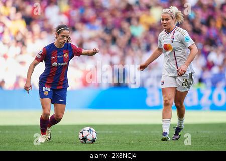 Aitana Bonmati vom FC Barcelona mit dem Ball beim Finale der UEFA Women's Champions League 2023/24 zwischen dem FC Barcelona und Olympique Lyonnais Stockfoto