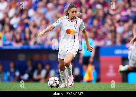 Delphie Cascarino von Olympique Lyonnais mit dem Ball beim Finale der UEFA Women's Champions League 2023/24 zwischen dem FC Barcelona und Olympique Stockfoto