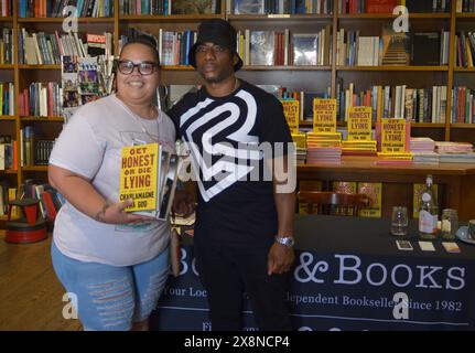 Coral Gables, Florida, USA. Mai 2024. Charlamagne Tha God, Co-Moderator von iHeartRadio's The Breakfast Club, nimmt am 25. Mai 2024 in Coral Gables, Florida, an seiner neuesten Buchzeichnung von „Get Honest or die Lügen: Why Small Talk Sucks“ Teil. Quelle: Mpi10/Media Punch/Alamy Live News Stockfoto