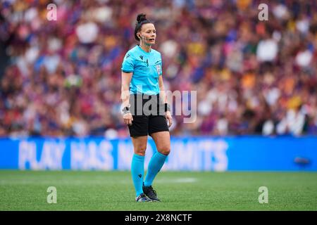 Die Schiedsrichterin Rebecca Welch sieht sich beim Finale der UEFA Women's Champions League 2023/24 zwischen dem FC Barcelona und Olympique Lyonnais in San Mames an Stockfoto