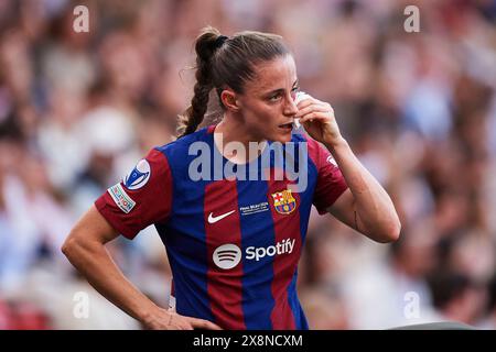 Ona Batlle vom FC Barcelona wird nach einem Zusammenstoß mit Kadidiatou Diani von Olympique Lyonnais während der UEFA-Frauenmeisterschaft medizinisch behandelt Stockfoto