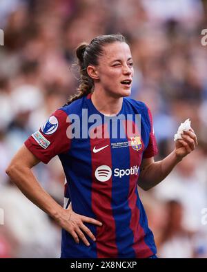 Ona Batlle vom FC Barcelona wird nach einem Zusammenstoß mit Kadidiatou Diani von Olympique Lyonnais während der UEFA-Frauenmeisterschaft medizinisch behandelt Stockfoto