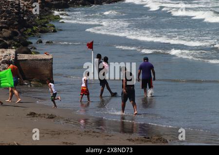 Die Menschen gehen zum Hafen von Veracruz, um sich von den hohen Temperaturen abzukühlen, die das Land treffen. Während der dritten Hitzewelle werden die Temperaturen im Laufe des Monats 45 Grad erreichen. (Kreditbild: © Carlos Santiago/eyepix via ZUMA Press Wire) NUR REDAKTIONELLE VERWENDUNG! Nicht für kommerzielle ZWECKE! Stockfoto