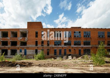 Alten, verlassenen Industriegebäude warten auf den Abriss. Stockfoto