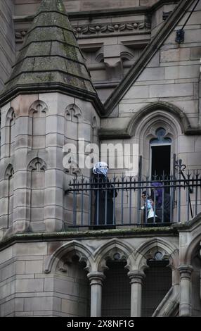 Manchester, England, Großbritannien. Mai 2024. Die Studenten gehen auf den Balkon des Whitworth Building. Eine Gruppe von Studenten besetzte und verbarrikadierte sich im Whitworth-Gebäude auf dem Campus der University of Manchester. Die Studenten besetzten das Gebäude wegen Israels anhaltendem Völkermord in Gaza und der Komplizenschaft der Universität daran. Diese Aktion fällt mit dem Zelt des Widerstands für Palästina zusammen, das in den letzten 25 Tagen gegenüber existierte. Quelle: ZUMA Press, Inc./Alamy Live News Stockfoto