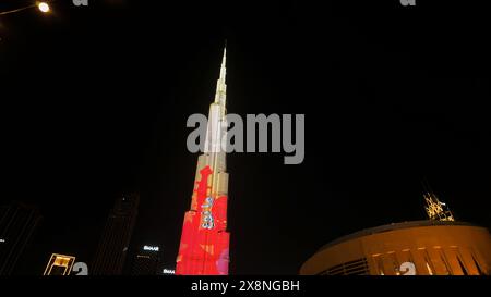 Dubai - Vereinigte Arabische Emirate: 5. Juni 2023: Lichtshow im Burj Khalifa, dem höchsten Turm, der mit künstlerisch animierter Beleuchtung bedeckt ist. Aktion. Modern Stockfoto