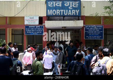 NEW DELHI, INDIEN - 26. MAI: Familienmitglieder stehen in der Leichenhalle des GTB-Krankenhauses, nachdem sieben neugeborene Babys beim Ausbruch eines massiven Feuers im Kinderkrankenhaus Vivek Vihar am 26. Mai 2024 in New Delhi, Indien, getötet wurden. Mindestens sieben Neugeborene wurden getötet, nachdem am Samstagabend im New Born Baby Care Krankenhaus im Osten Delhis Vivek Vihar ein massives Feuer ausbrach. 12 Babys wurden gerettet, von denen sechs starben, während eines starb, bevor der Feueralarm getätigt wurde, sagten Beamte. Die Delhi Fire Services (DFS) schickten neun Feuerwehrwagen an die Stelle, um die Flamme zu vergießen. (Foto: Salman Ali/Hindustan Times/Si Stockfoto