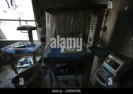 NEW DELHI, INDIEN - 26. MAI: Eine Innenansicht des Krankenhauses, in dem sieben Neugeborene getötet wurden, als ein massiver Brand im Kinderkrankenhaus Vivek Vihar ausbricht, am 26. Mai 2024 in Neu-Delhi, Indien. Mindestens sieben Neugeborene wurden getötet, nachdem am Samstagabend im New Born Baby Care Krankenhaus im Osten Delhis Vivek Vihar ein massives Feuer ausbrach. 12 Babys wurden gerettet, von denen sechs starben, während eines starb, bevor der Feueralarm getätigt wurde, sagten Beamte. Die Delhi Fire Services (DFS) schickten neun Feuerwehrwagen an die Stelle, um die Flamme zu vergießen. (Foto: Salman Ali/Hindustan Times/SIPA USA ) Stockfoto