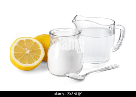 Backnatron im Glas, Essig und Zitronen isoliert auf weiß Stockfoto