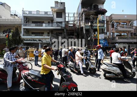 NEW DELHI, INDIEN - 26. MAI: Eine Ansicht des Krankenhauses, in dem sieben Neugeborene getötet wurden, als ein massiver Brand im Kinderkrankenhaus Vivek Vihar ausbricht, am 26. Mai 2024 in Neu-Delhi, Indien. Mindestens sieben Neugeborene wurden getötet, nachdem am Samstagabend im New Born Baby Care Krankenhaus im Osten Delhis Vivek Vihar ein massives Feuer ausbrach. 12 Babys wurden gerettet, von denen sechs starben, während eines starb, bevor der Feueralarm getätigt wurde, sagten Beamte. Die Delhi Fire Services (DFS) schickten neun Feuerwehrwagen an die Stelle, um die Flamme zu vergießen. (Foto: Salman Ali/Hindustan Times/SIPA USA ) Stockfoto