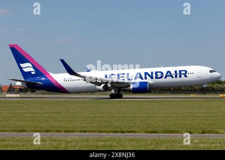 Kopenhagen, Dänemark. Mai 2024. Eine isländische Boeing 767 in neuer Lackierung, die hier gesehen wird, als sie am Flughafen Kopenhagen Kastrup landet. Die neue Lackierung von Icelandair begann 2022. Sie zeigen 5 verschiedene Farben auf dem Schwanz, die verschiedene Phänomene in isländischer Natur darstellen. Die Änderung der Lackierung ist für jede Fluggesellschaft ein wichtiger Umfirmiervorgang (Foto: Fabrizio Gandolfo/SOPA Images/SIPA USA) Credit: SIPA USA/Alamy Live News Stockfoto