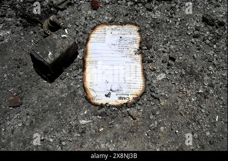 NEW DELHI, INDIEN - 26. MAI: Ein Blick von außen auf das Krankenhaus, in dem sieben Neugeborene getötet wurden, als ein massives Feuer im Kinderkrankenhaus Vivek Vihar ausbricht, am 26. Mai 2024 in Neu-Delhi, Indien. Mindestens sieben Neugeborene wurden getötet, nachdem am Samstagabend im New Born Baby Care Krankenhaus im Osten Delhis Vivek Vihar ein massives Feuer ausbrach. 12 Babys wurden gerettet, von denen sechs starben, während eines starb, bevor der Feueralarm getätigt wurde, sagten Beamte. Die Delhi Fire Services (DFS) schickten neun Feuerwehrwagen an die Stelle, um die Flamme zu vergießen. (Foto: Salman Ali/Hindustan Times/SIPA USA ) Stockfoto