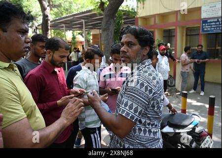 NEW DELHI, INDIEN - 26. MAI: Familienangehörige der Opfer der Feuertragödie Vivek Vihar, bei der 7 Babys nach einem Brand in einem Kinderkrankenhaus starben, das am 26. Mai 2024 außerhalb der Leichenhalle des GTB-Krankenhauses in Neu-Delhi, Indien, beobachtet wurde. Mindestens sieben Neugeborene wurden getötet, nachdem am Samstagabend im New Born Baby Care Krankenhaus im Osten Delhis Vivek Vihar ein massives Feuer ausbrach. 12 Babys wurden gerettet, von denen sechs starben, während eines starb, bevor der Feueralarm getätigt wurde, sagten Beamte. Die Delhi Fire Services (DFS) schickten neun Feuerwehrwagen an die Stelle, um die Flamme zu vergießen. ( Stockfoto