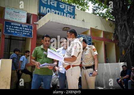 NEW DELHI, INDIEN - 26. MAI: Familienangehörige der Opfer der Feuertragödie Vivek Vihar, bei der 7 Babys nach einem Brand in einem Kinderkrankenhaus starben, das am 26. Mai 2024 außerhalb der Leichenhalle des GTB-Krankenhauses in Neu-Delhi, Indien, beobachtet wurde. Mindestens sieben Neugeborene wurden getötet, nachdem am Samstagabend im New Born Baby Care Krankenhaus im Osten Delhis Vivek Vihar ein massives Feuer ausbrach. 12 Babys wurden gerettet, von denen sechs starben, während eines starb, bevor der Feueralarm getätigt wurde, sagten Beamte. Die Delhi Fire Services (DFS) schickten neun Feuerwehrwagen an die Stelle, um die Flamme zu vergießen. ( Stockfoto
