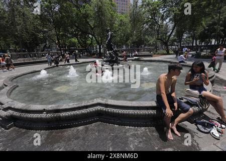 Mexiko-Stadt, Mexiko. Mai 2024. Junge Menschen kühlen sich in einem Brunnen ab aufgrund der hohen Temperaturen, die das Land während der dritten Hitzewelle treffen, die Temperaturen werden voraussichtlich 45 Grad im Laufe des Monats erreichen. Am 26. Mai 2024 in Mexiko-Stadt. (Foto: Ian Robles/ Credit: Eyepix Group/Alamy Live News Stockfoto