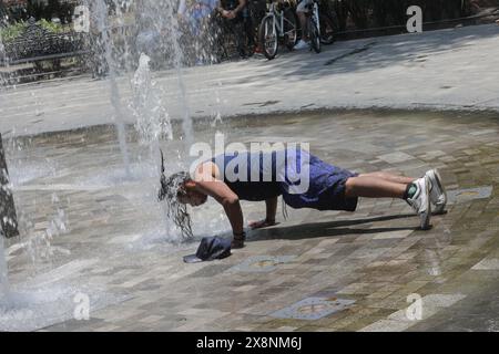 Mexiko-Stadt, Mexiko. Mai 2024. Ein Mann kühlt sich in einem Brunnen ab aufgrund der hohen Temperaturen, die das Land während der dritten Hitzewelle treffen, die Temperaturen werden voraussichtlich 45 Grad im Laufe des Monats erreichen. Am 26. Mai 2024 in Mexiko-Stadt. (Foto: Ian Robles/ Credit: Eyepix Group/Alamy Live News Stockfoto